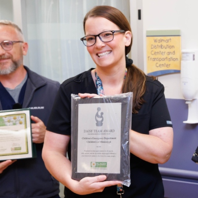 Nurse accepts a DAISY award.