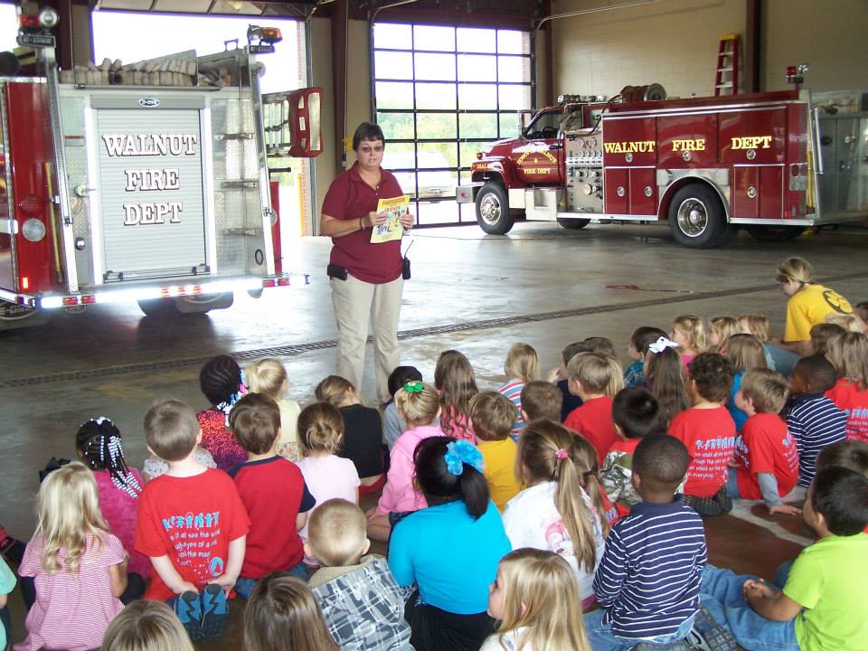 Walnut Mayor Vicki Skinner, a Walnut Volunteer Fire Department member for more than 25 years, talks to students about the department’s  role in the community. (File photo courtesy city of Walnut)