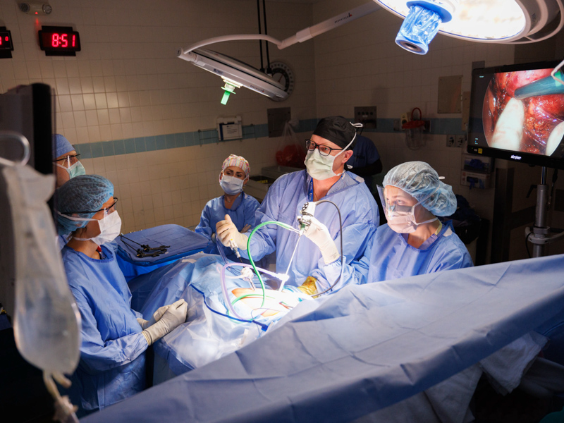 Dr. Christopher Anderson, second from right, and members of his transplant team remove Quinten Hogan's left kidney for transplantation into Hogan's mom, Tawanna Davis. Joe Ellis/ UMMC Communications 