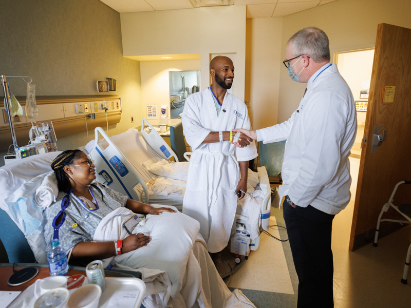 Tawanna Davis and her son Quinten Hogan, center, chat with Dr. Christopher Anderson the day after Anderson removed Hogan's left kidney for transplant into Davis. Joe Ellis/ UMMC Communications 