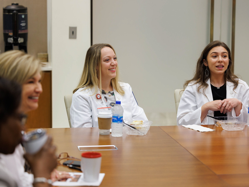 Nicki Lawson, center, and Layne Boykin, right, are among the medical students attending a student breakfast in September with Dr. Loretta Jackson-Williams, left, vice dean for medical education and professor of emergency medicine, and Dr. LouAnn Woodward, second from right, vice chancellor for health affairs and dean of the School of Medicine. Joe Ellis/ UMMC Communications 
