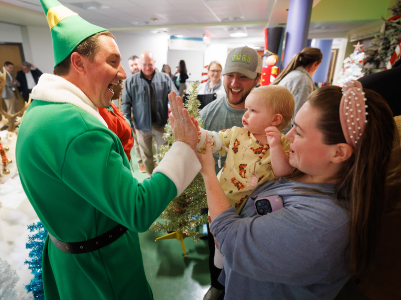 Children's of Mississippi patient Brynleigh Richardson of Holcomb visits with an elf during BankPlus Presents Winter Wonderland. Joe Ellis/ UMMC Photography 