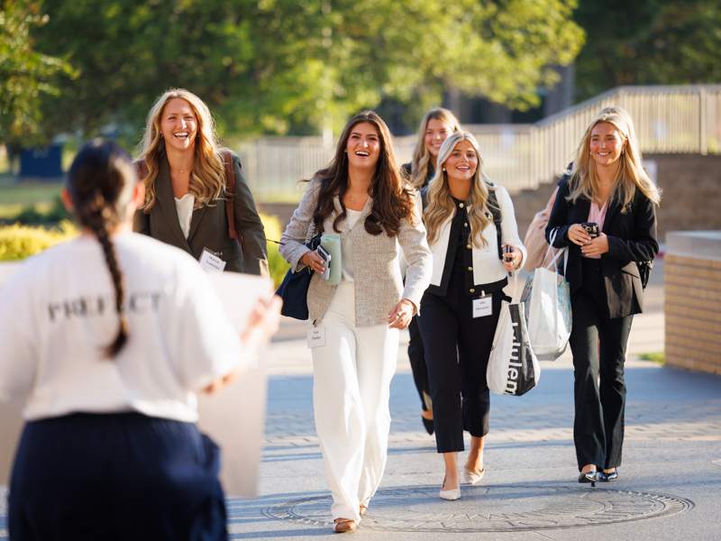 Medical students and School of Medicine administrative staff welcome M1 students for their first day of Welcome Week. Joe Ellis/ UMMC Communications