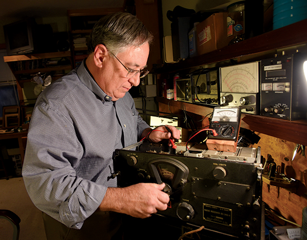 Students, faculty, poetry buffs, old radios in good hands with Didlake