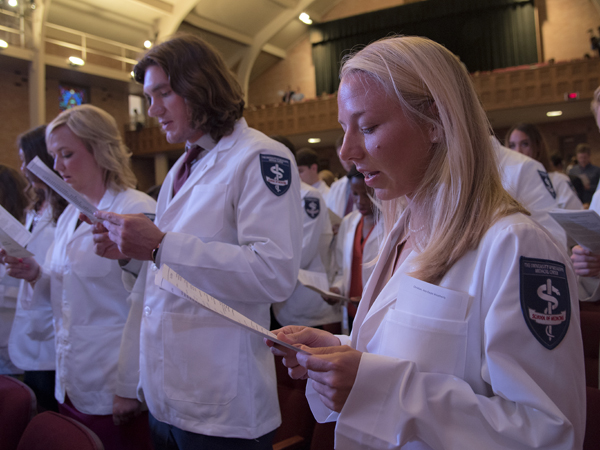 Ana Gayle Christian recites the Oath of Hippocrates with fellow members of the School of Medicine Class of 2020.