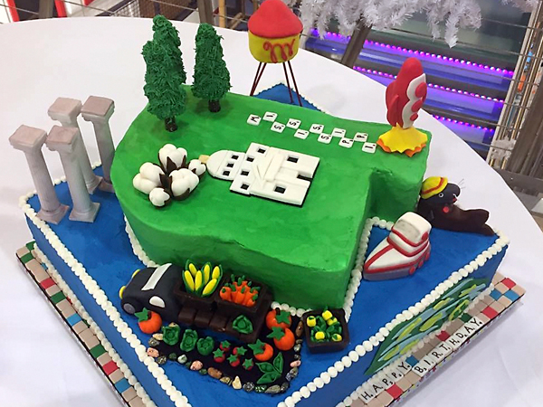 Bidwell and Lee created a Mississippi-themed cake for the Children's Museum's Christmas spectacular.