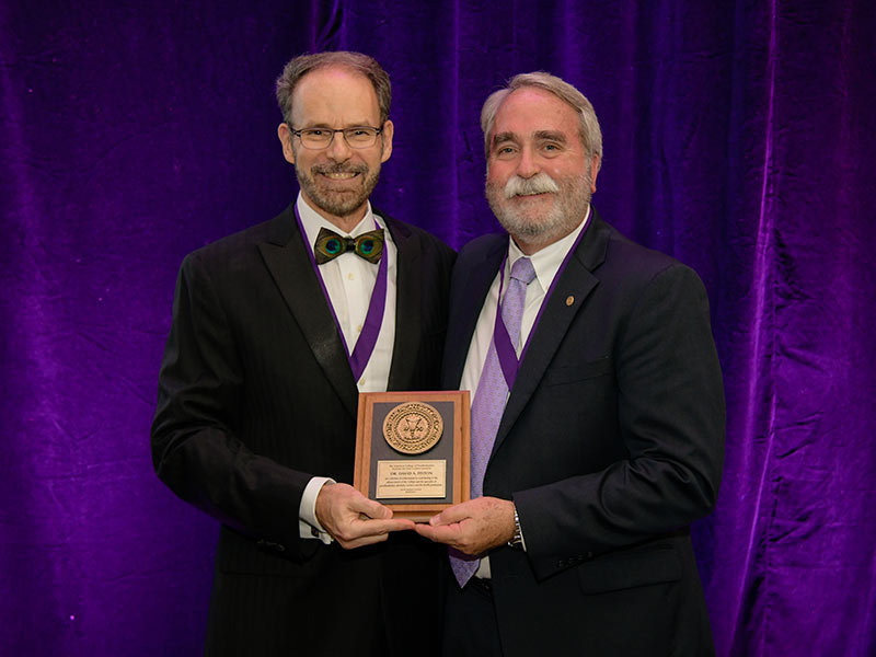 Dr. David Felton, right, receives the Dan Gordon Lifetime Achievement Award from Dr. Robert M. Taft, ACP immediate past president.