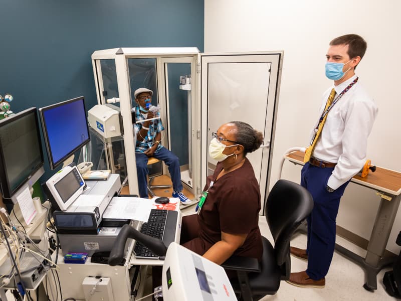 RPulmonary nurse practitioner Jonathan Hontzas, right, and pulmonary respiratory therapist Kimberly Lockett work with lung cancer patient Sammie Bass of Jackson as he undergoes testing for pulmonary function.