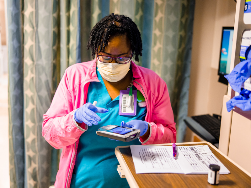 Hospital technician Toya Snow was among the care team members preparing Tawanna Davis for her June 28 kidney transplant surgery. Lindsay McMurtray/ UMMC Communications